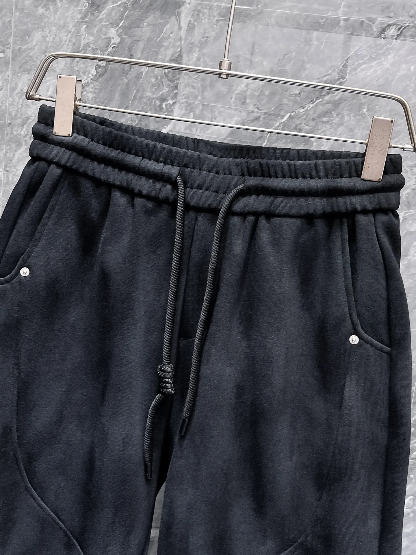 Balenciaga's three-standard complete 2026 summer New Arrival men's casual shorts, advanced custom-made Breathable fabric, Breathable fabric, extremely stretchy and comfortable, impeccable details, top-grade accessories, original logo design concept, delicate and soft feel! The upper body fit is awesome! Size: M-XXXL Please state your height and weight when ordering